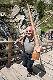 Mit Alphorn auf den Gipfel (Foto: Martin Schmitz)